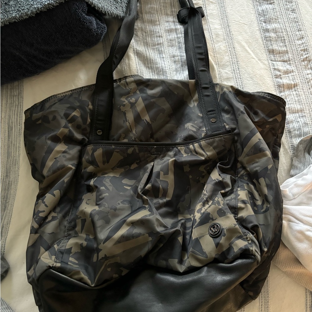 Lululemon camo tote